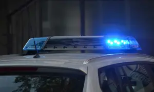 Niebieskie światła policyjne na dachu radiowozu, sygnalizujące dozór policyjny.