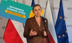 Kobieta przemawia na tle flag Polski i UE. Grafika informuje o konsultacjach publicznych w ramach "Reforma26. Kompas Jutra", inicjatywy Komisji Edukacji Narodowej.