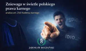 Gniewny mężczyzna wskazuje palcem, krzycząc "Idiota!". Obok szata prawnicza. Analiza znieważenia w polskim prawie karnym.
