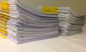 Stosy dokumentów, w tym orzeczenie o potrzebie kształcenia specjalnego, czekają na rozpatrzenie.