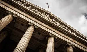 Klasyczny budynek sądu z kolumnami. Wkrótce odpis wyroku rozwodowego online będzie dostępny.