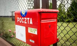 Czerwona skrzynka pocztowa, symbol tajemnicy korespondencji, czeka na listy.