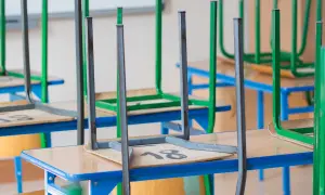 Puste ławki i krzesła odwrócone do góry nogami w sali lekcyjnej. Czy to efekt cięć subwencji oświatowej?
