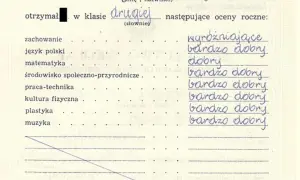 Szkoła ocenia uczniów. W drugiej klasie uczeń otrzymał oceny: zachowanie - wyróżniające, język polski - bardzo dobry, matematyka - dobry, reszta przedmiotów - bardzo dobry.