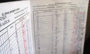 Dziennik lekcyjny z ocenami. Widać przedmiot "Matematyka" i nazwisko ucznia. Czy ocena "dostateczny" to wystarczająca ocena?