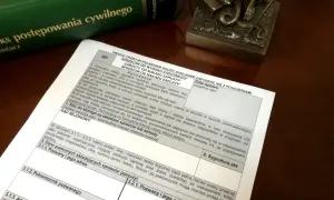 Formularz sprzeciwu od nakazu zapłaty, obok Kodeksu postępowania cywilnego.