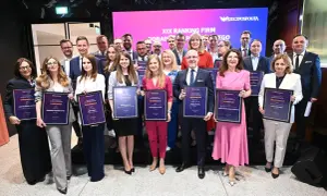 Grupa nagrodzonych osób z dyplomami na tle ekranu z napisem "XIX Ranking Firm Doradztwa Podatkowego".