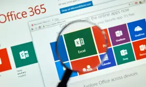 Kurs Excel online: lupa powiększa ikonę Excela na stronie Office 365, pokazując możliwości nauki.