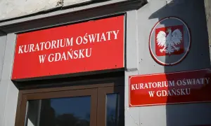 Tablice "Kuratorium Oświaty w Gdańsku" i godło Polski. Chcesz wiedzieć, jak napisać pismo do kuratorium oświaty?