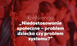 Konferencja o niedostosowaniu społecznym. Dziecko z boku, w tle inne dzieci.