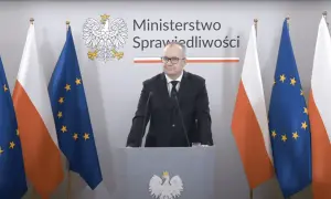 Minister sprawiedliwości przemawia na tle flag Polski i UE. Tematem dyskusji jest ustawa frankowa.