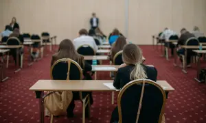 Uczniowie siedzą w rzędach, skupieni na zadaniach. To może być ich szansa na poprawę wyników, czyli matura poprawkowa.