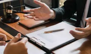 Kiedy płaci się adwokatowi za sprawę? Poznaj ważne szczegóły płatności