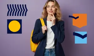 Młoda kobieta z plecakiem zastanawia się nad swoją przyszłością, być może nad zdobyciem świadectwa dojrzałości.