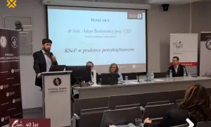 Panel dyskusyjny z prelegentami i prezentacją na ekranie.