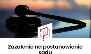 Młotek sędziowski na tle zachodzącego słońca. Tekst: Zażalenie na postanowienie sądu.