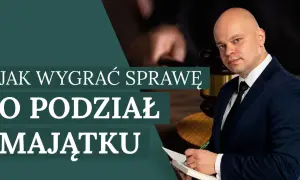 Prawnik w garniturze wyjaśnia, jak wygrać sprawę o podział majątku. W tle młotek sędziowski.