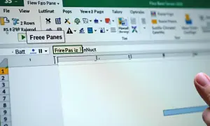 Jak zablokować wiersz w Excelu? Kliknij "Freee Panes" w menu widoku, aby zamrozić wiersze i kolumny.