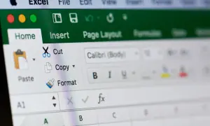 Ekran Excel z opcjami "Home", "Insert", "Cut", "Copy", "Paste" i "Format". Widoczne są ikony i przyciski do edycji tekstu, ułatwiające blokowanie komórek Excel.