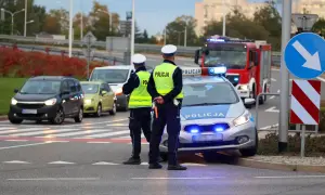 Policjanci zatrzymali kierowcę podejrzanego o jazdę pod wpływem. Na miejscu radiowóz i wóz strażacki.