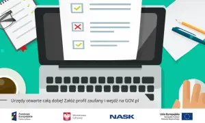Biurko z laptopem, notatnikiem, okularami i kawą. Cyfrowa administracja publiczna ułatwia załatwianie spraw.