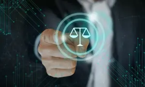 Dłoń wskazująca na symbol wagi prawnej na tle cyfrowej sieci.