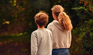 Dwoje dzieci patrzy w dal. Sytuacja sugeruje ograniczenie władzy rodzicielskiej, gdzie dzieci szukają własnej drogi.