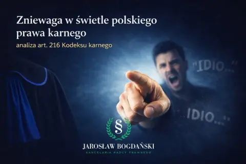 Gniewny mężczyzna wskazuje palcem, krzycząc "Idiota!". Obok szata prawnicza. Analiza znieważenia w polskim prawie karnym.