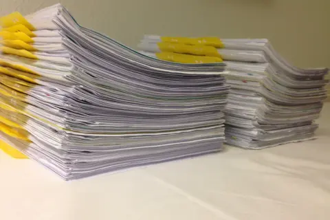 Stosy dokumentów, w tym orzeczenie o potrzebie kształcenia specjalnego, czekają na rozpatrzenie.