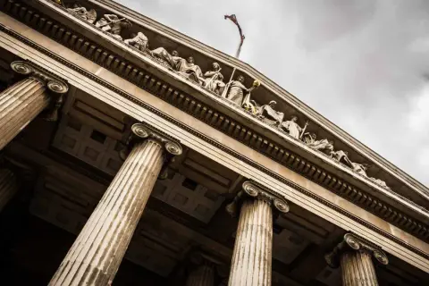 Klasyczny budynek sądu z kolumnami. Wkrótce odpis wyroku rozwodowego online będzie dostępny.