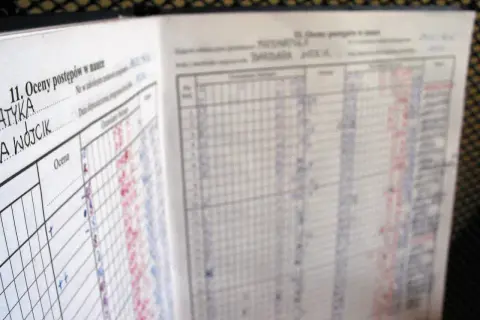 Dziennik lekcyjny z ocenami. Widać przedmiot "Matematyka" i nazwisko ucznia. Czy ocena "dostateczny" to wystarczająca ocena?