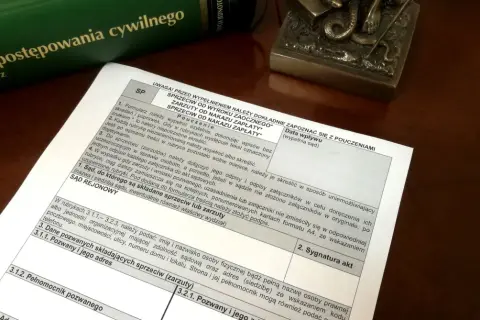 Formularz sprzeciwu od nakazu zapłaty, obok Kodeksu postępowania cywilnego.
