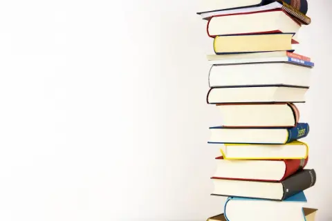 Jak cytować artykuły prawne, by uniknąć błędów w pracy?