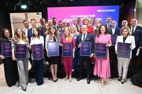 Grupa nagrodzonych osób z dyplomami na tle ekranu z napisem "XIX Ranking Firm Doradztwa Podatkowego".