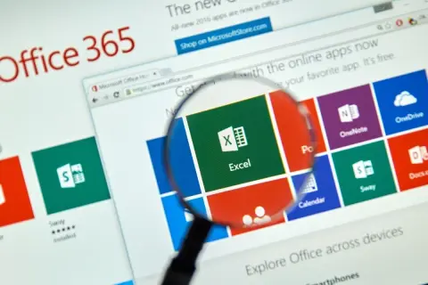 Kurs Excel online: lupa powiększa ikonę Excela na stronie Office 365, pokazując możliwości nauki.