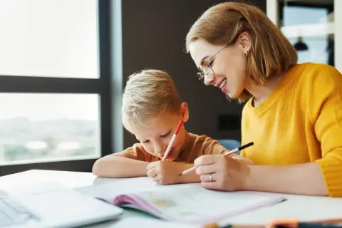 Co to nauczanie domowe? Odkryj jego zalety i wyzwania w edukacji