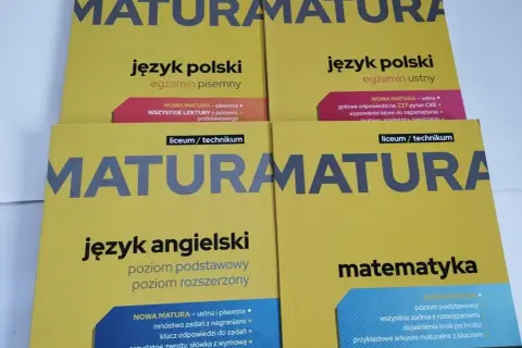 Zestaw podręczników do przygotowania do matury ustnej z języka polskiego, angielskiego i matematyki.