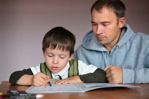 Ile dostaje rodzic za nauczanie domowe? Prawda o finansowaniu edukacji