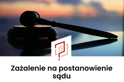 Młotek sędziowski na tle zachodzącego słońca. Tekst: Zażalenie na postanowienie sądu.