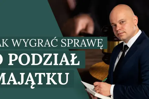 Prawnik w garniturze wyjaśnia, jak wygrać sprawę o podział majątku. W tle młotek sędziowski.