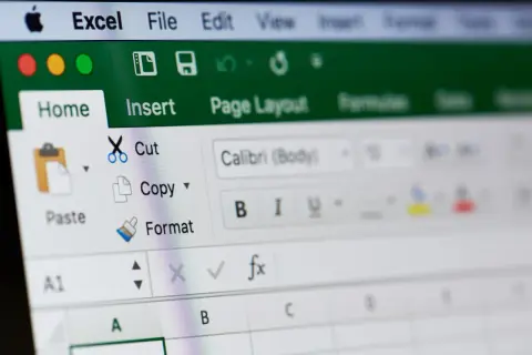 Ekran Excel z opcjami "Home", "Insert", "Cut", "Copy", "Paste" i "Format". Widoczne są ikony i przyciski do edycji tekstu, ułatwiające blokowanie komórek Excel.