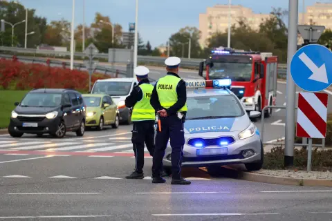 Policjanci zatrzymali kierowcę podejrzanego o jazdę pod wpływem. Na miejscu radiowóz i wóz strażacki.
