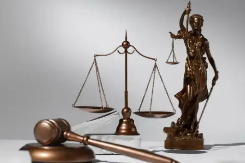 Młotek sędziowski, waga sprawiedliwości i postać Temidy – symbole, które zna każdy mecenas.