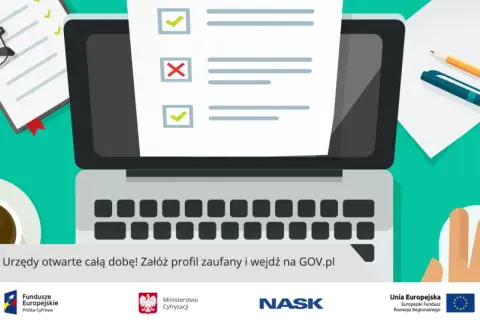 Biurko z laptopem, notatnikiem, okularami i kawą. Cyfrowa administracja publiczna ułatwia załatwianie spraw.