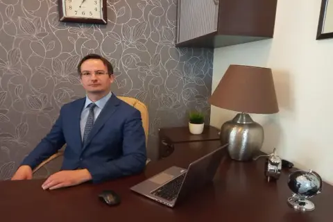 Czym się zajmuje adwokat? Kluczowe obowiązki i pomoc prawna