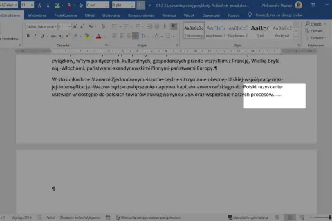 Jak przenieść wyraz do następnej linijki w Wordzie? W tekście widoczny jest fragment o współpracy z USA.