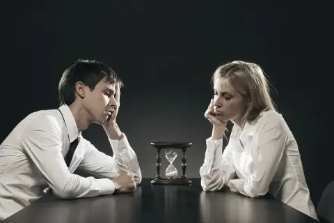Ile czasu od złożenia pozwu do rozprawy? Sprawdź, co wpływa na terminy