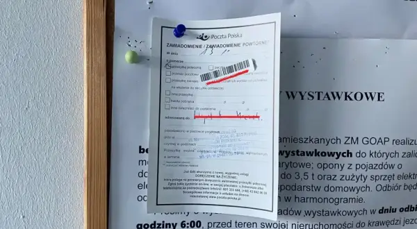 Zawiadomienie Poczty Polskiej z zaznaczoną sygnaturą i adresem odbiorcy.