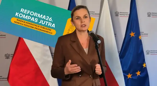 Kobieta przemawia na tle flag Polski i UE. Grafika informuje o konsultacjach publicznych w ramach "Reforma26. Kompas Jutra", inicjatywy Komisji Edukacji Narodowej.