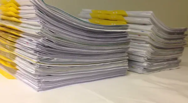 Stosy dokumentów, w tym orzeczenie o potrzebie kształcenia specjalnego, czekają na rozpatrzenie.